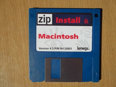 soft_diskety_35palc_(apple)_iomegazipinstall-macintosh_disketa.jpg, 63 kB