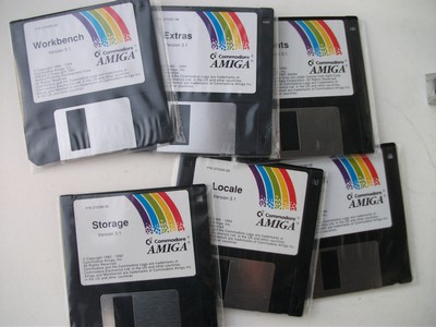 soft_disketa_(amiga)_amigaos31_diskety.jpg, 100kB