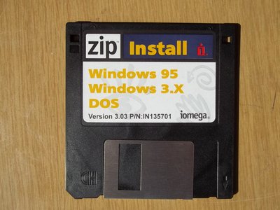 soft_diskety_35palc_pc_iomegazipinstall-doswindows_disketa.jpg, 64 kB