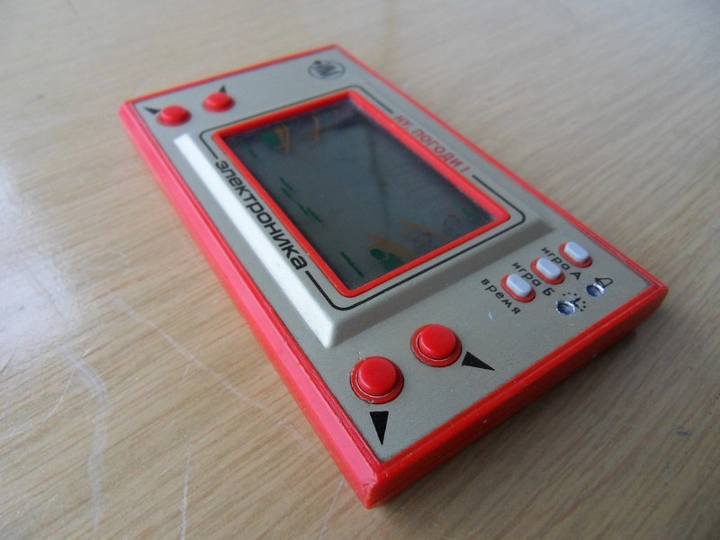 handheld_elektronika_nupogodi_original_spod.jpg, 113 kB