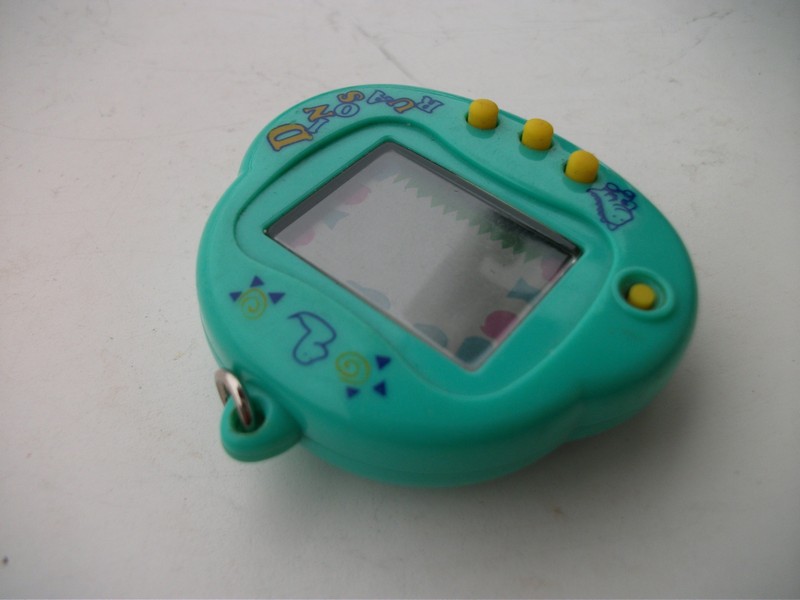 tamagotchi_dinosaur_vrch.jpg, 102 kB