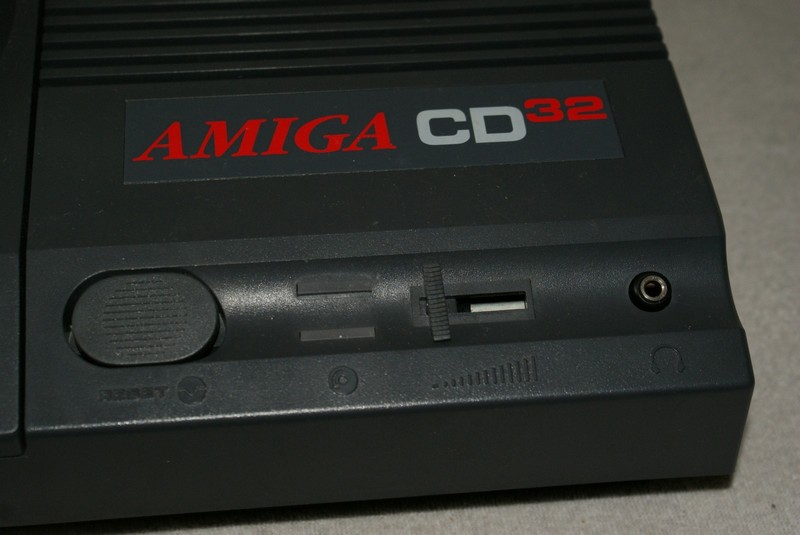 commodore_amigacd32_detail.jpg, 115 kB