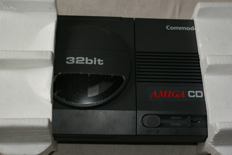 commodore_amigacd32_otev.jpg, 117 kB