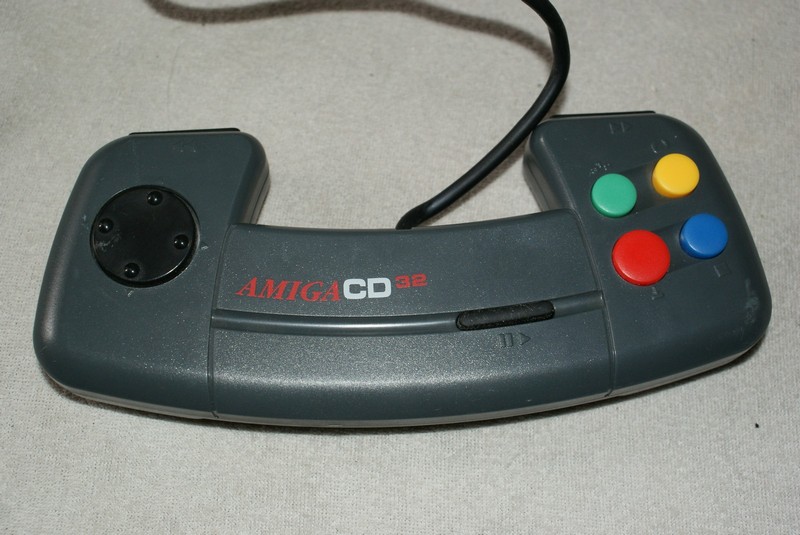 commodore_amigacd32_ovladac_pred.jpg, 148 kB