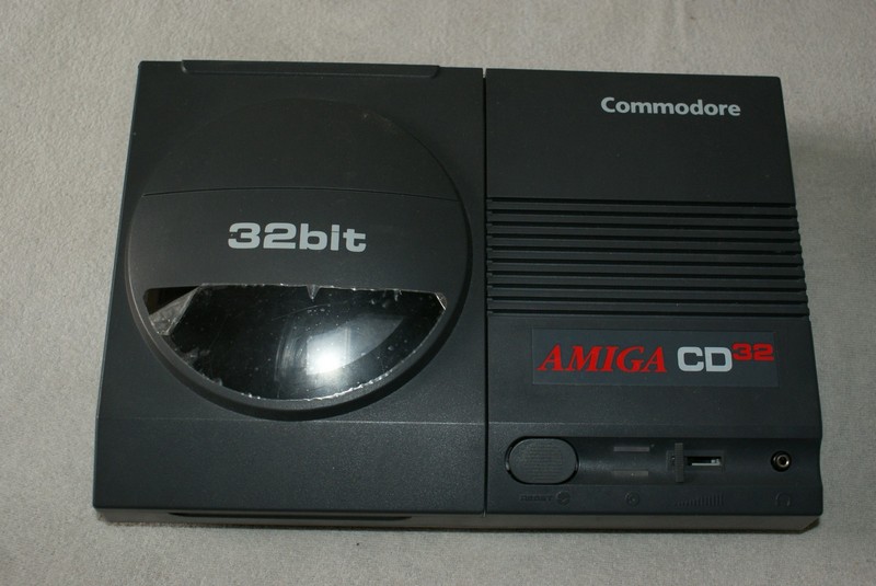 commodore_amigacd32_pred.jpg, 131 kB