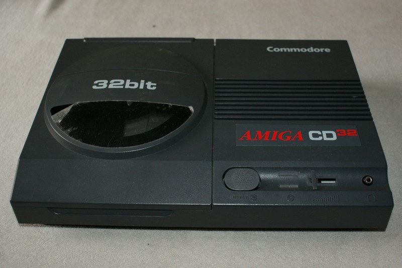 commodore_amigacd32_pred2.jpg, 120 kB