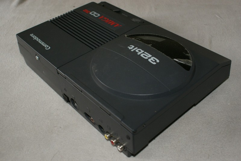 commodore_amigacd32_vrch.jpg, 123 kB