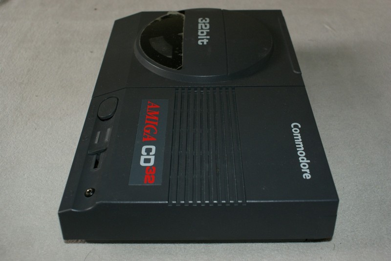 commodore_amigacd32_vrch2.jpg, 116 kB