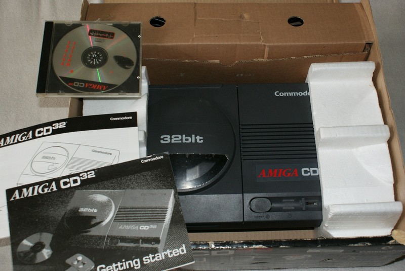 commodore_amigacd32_vse.jpg, 145 kB