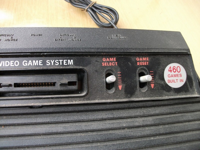 unknown_videogamesystem460gamesbuildin_detail.jpg, 227 kB