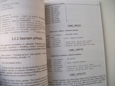 literatura_kniha_(amiga)_floppykurs_otev.jpg, 96kB