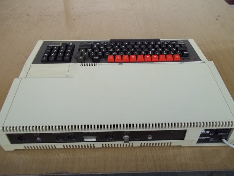 acorn_bbcmaster_vzadu.jpg, 162 kB