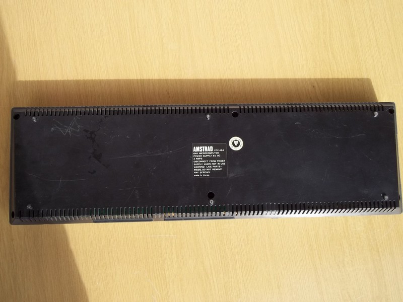 amstrad_cpc464_vzad.jpg, 161kB