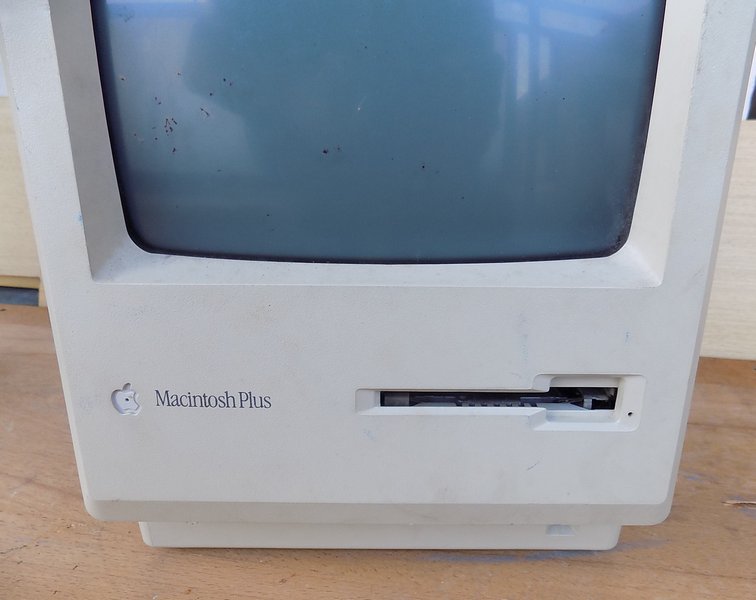 apple_macintoshplus_detail.jpg, 100kB