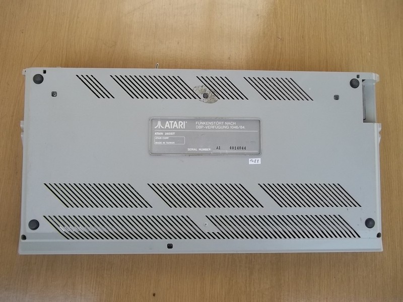 atari_260st_vzad.jpg, 201kB