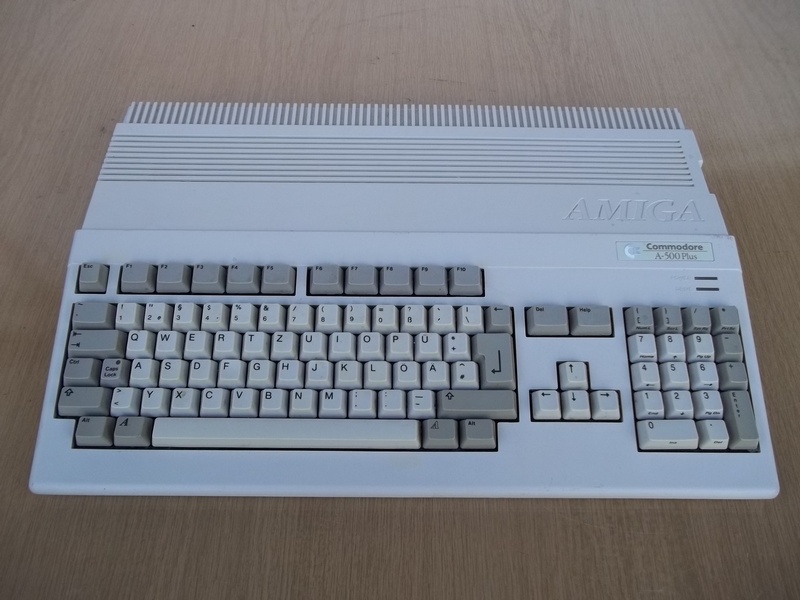 commodore_amiga500plus_pred2.jpg, 225kB