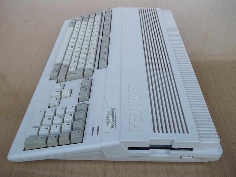 commodore_amiga500plus_spod2.jpg, 221kB