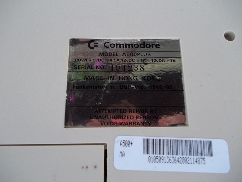 commodore_amiga500plus_stitek.jpg, 185kB