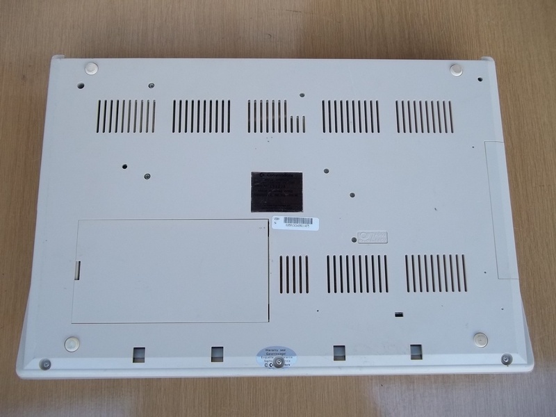 commodore_amiga500plus_vzad.jpg, 185kB