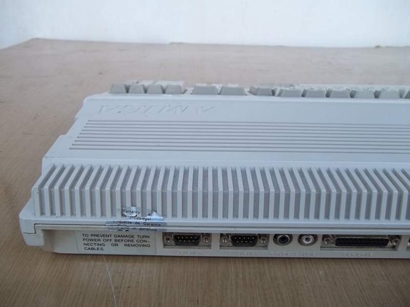 commodore_amiga500plus_vzadu.jpg, 200kB