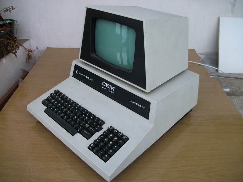 commodore_cbm3032_spod.jpg, 142 kB