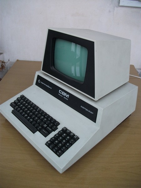 commodore_cbm3032_spodstoj.jpg, 103 kB