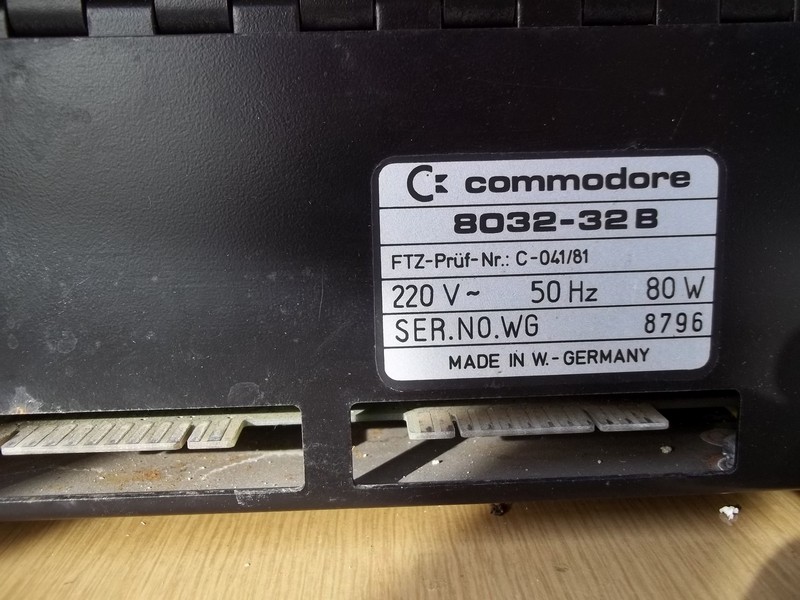 commodore_cbm8032b_stitek.jpg, 209kB