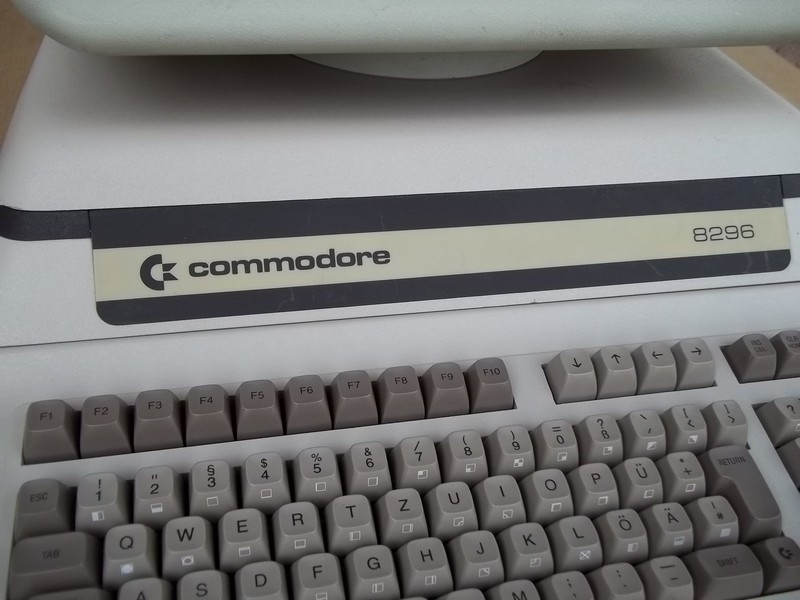 commodore_cbm8296_detail.jpg, 165kB