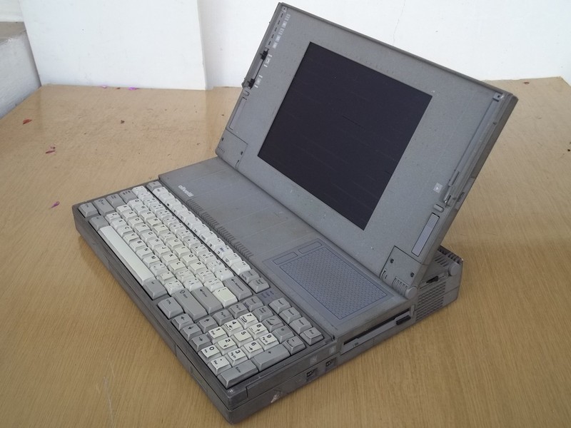 olivetti_laptopd33_spod.jpg, 170 kB