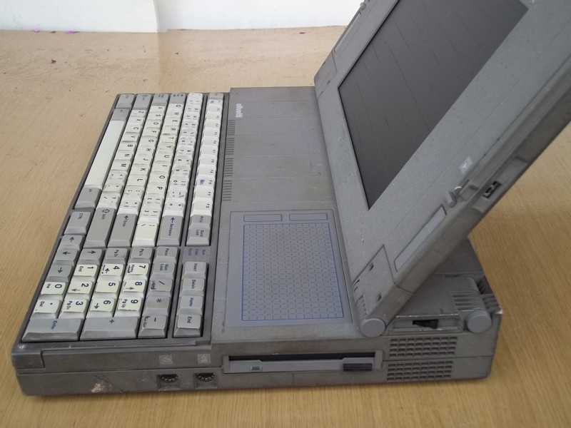 olivetti_laptopd33_spod2.jpg, 176 kB