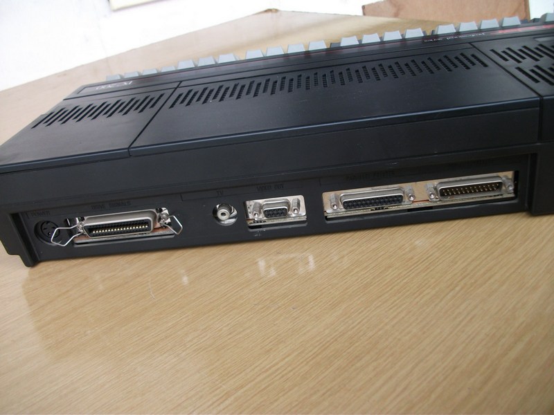 sinclair_pc200_vzadu.jpg, 111kB