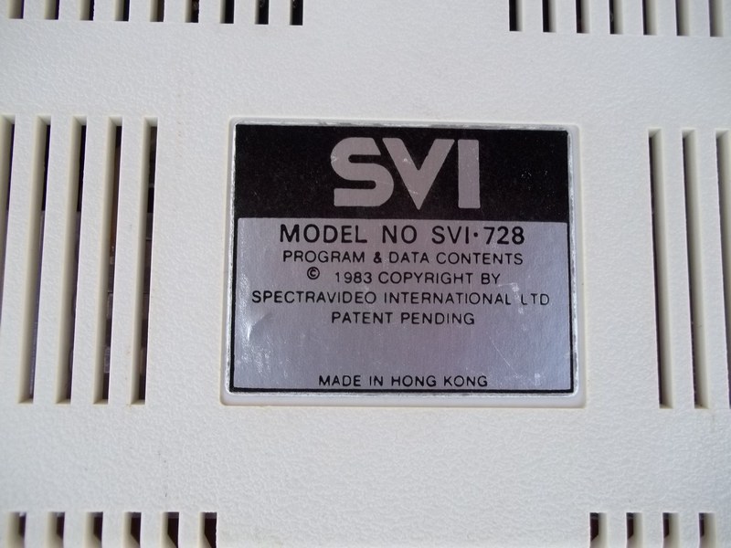 spectravideo_svi728_detailvzad.jpg, 181kB