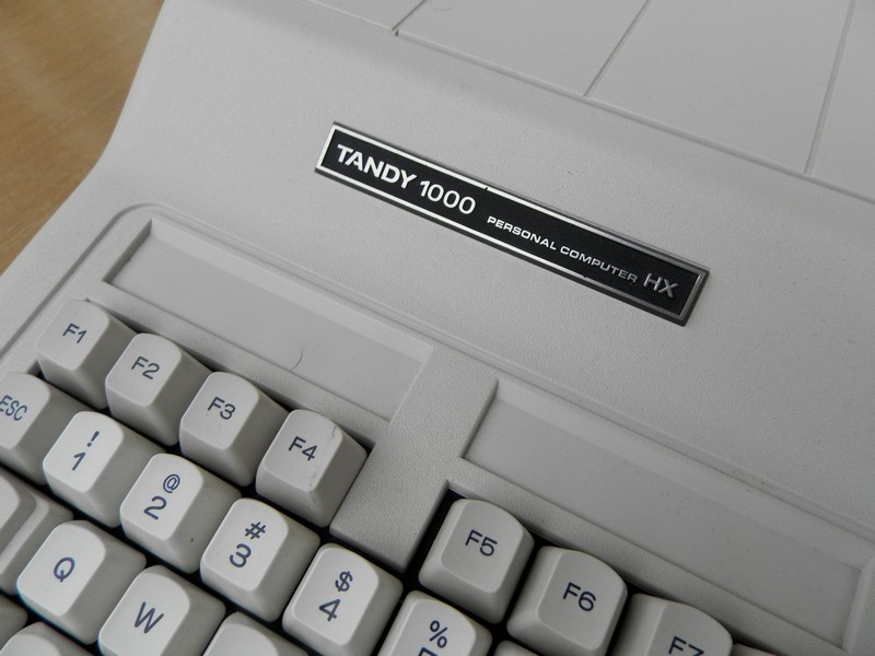 tandy_1000_detail.jpg, 101kB