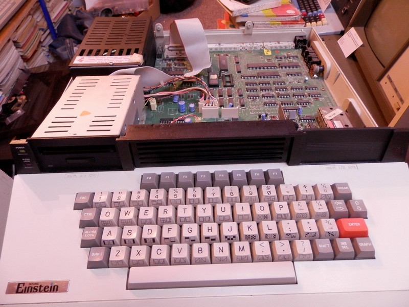 tatungeinstein_tc01_uvnitr2.jpg, 145kB