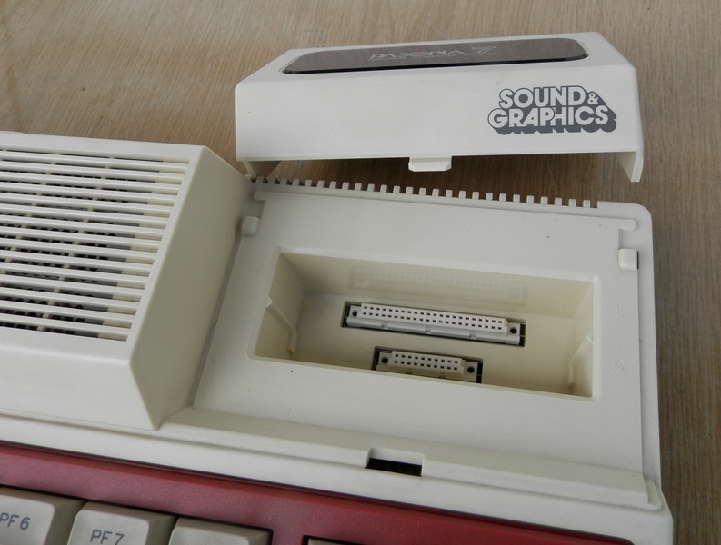 toshiba_pasopia7_detail2.jpg, 139kB