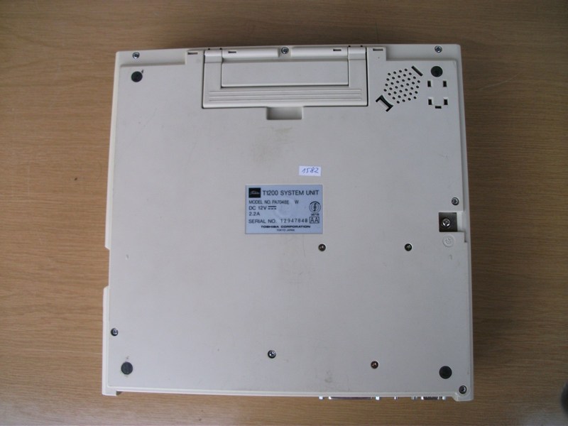 toshiba_t1200_vzad.jpg, 80kB