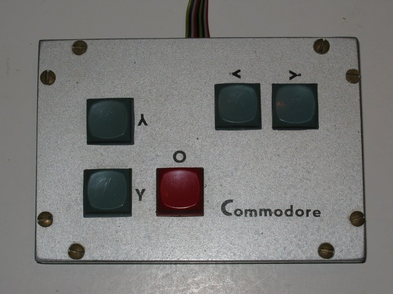ovladac_joystick_homemade_commodorestribrny_pred.jpg, 124 kB