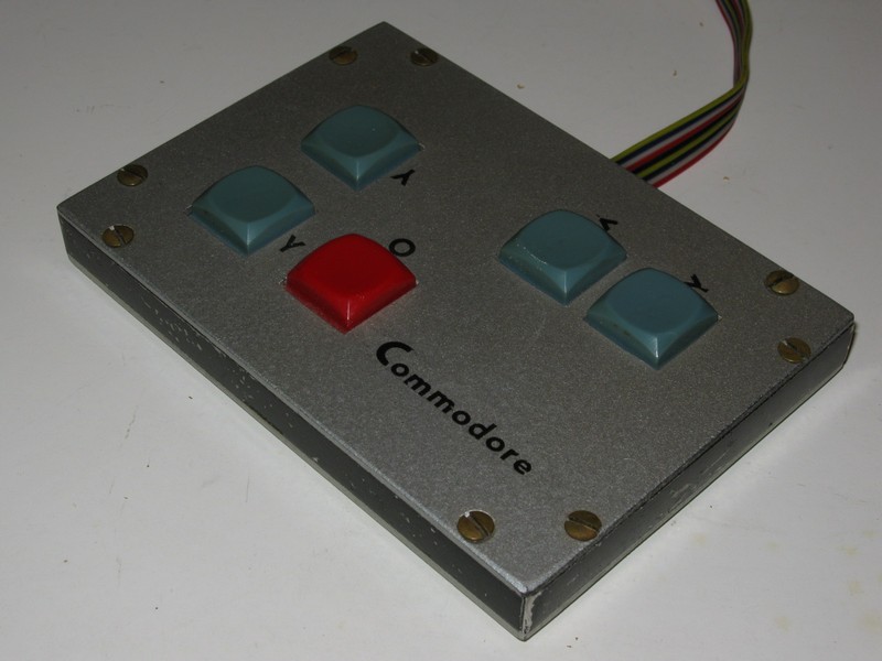 ovladac_joystick_homemade_commodorestribrny_spod.jpg, 79 kB