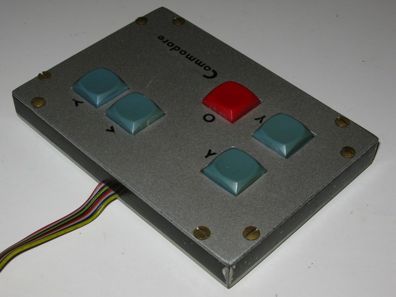 ovladac_joystick_homemade_commodorestribrny_vrch.jpg, 87 kB