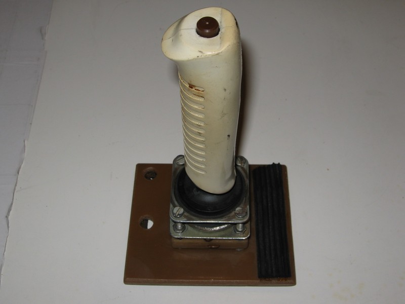 ovladac_joystick_homemade_hnedadeskazelezopaka_pred.jpg, 55 kB