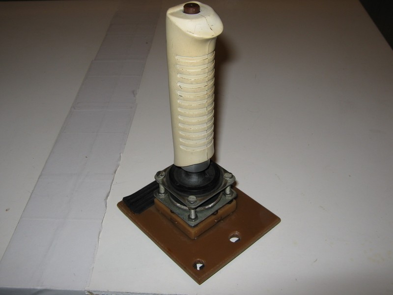 ovladac_joystick_homemade_hnedadeskazelezopaka_spod.jpg, 60 kB