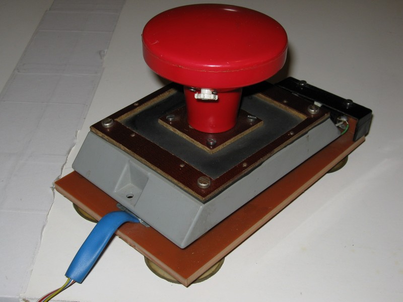 ovladac_joystick_homemade_velkycervenytlacitko_spod.jpg, 77 kB