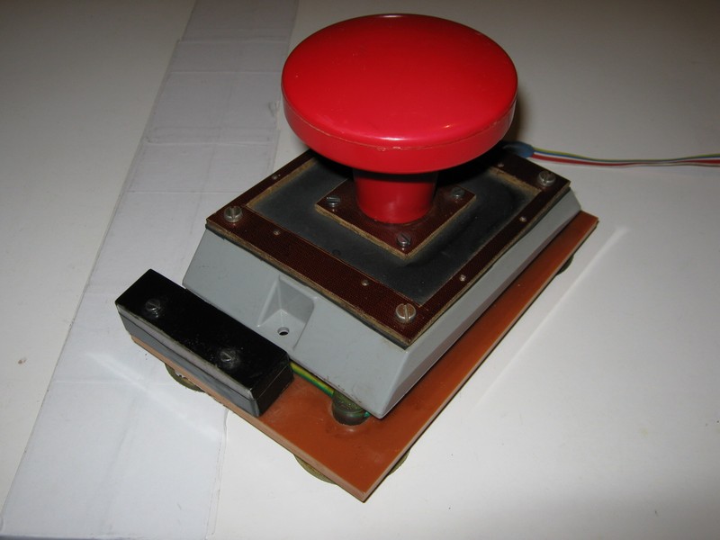 ovladac_joystick_homemade_velkycervenytlacitko_vrch.jpg, 71 kB