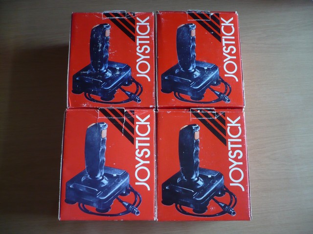 ovladac_joystick_kovodruzstvonachod_4krabicepred.jpg, 79 kB