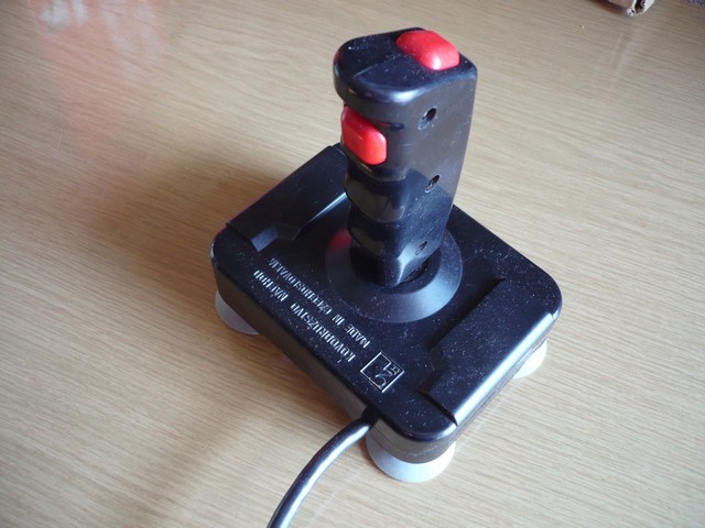 ovladac_joystick_kovodruzstvonachod_cerveny_spod.jpg, 70 kB