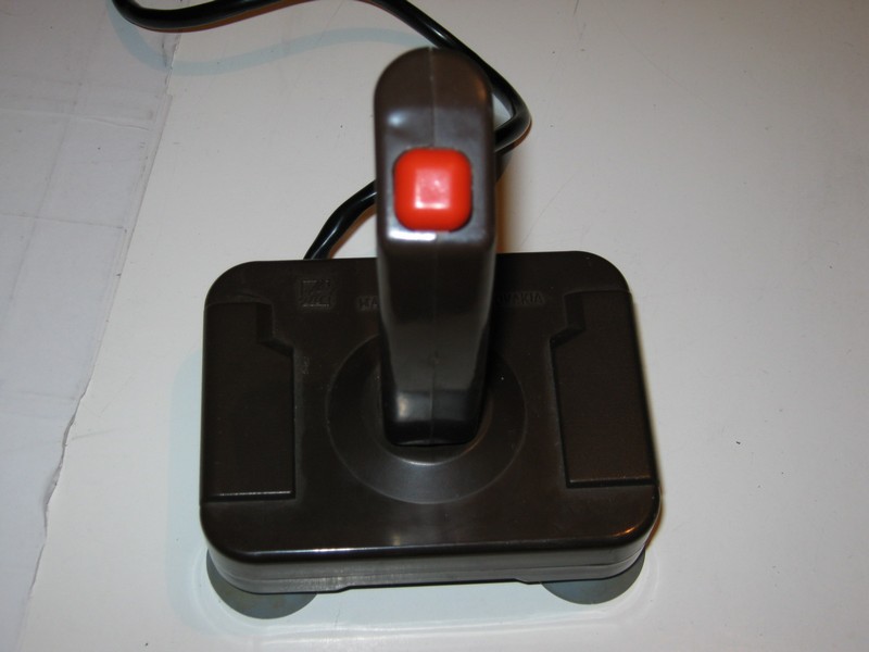 ovladac_joystick_kovodruzstvonachod_hnedycervenytlacitko_pred.jpg, 59 kB