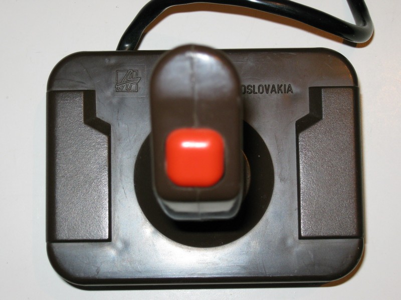 ovladac_joystick_kovodruzstvonachod_hnedycervenytlacitko_pred2.jpg, 100 kB