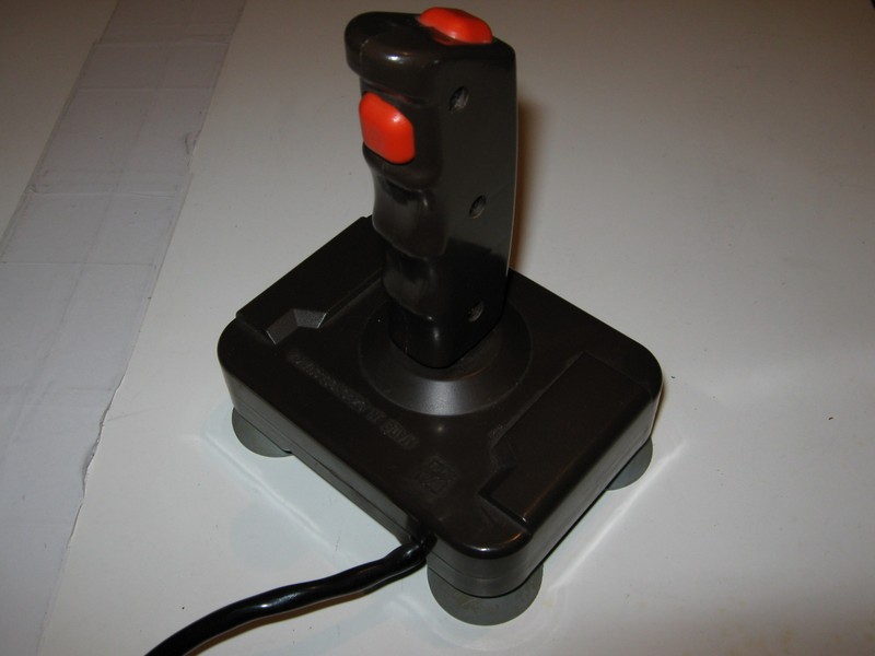 ovladac_joystick_kovodruzstvonachod_hnedycervenytlacitko_spod.jpg, 60 kB