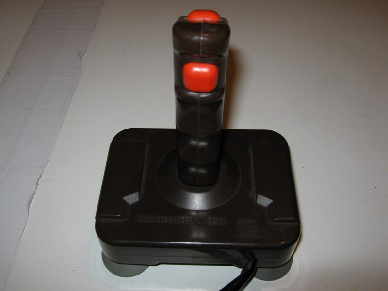 ovladac_joystick_kovodruzstvonachod_hnedycervenytlacitko_vrch.jpg, 58 kB