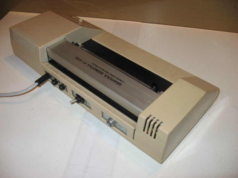 plotr_laboratornipristrojepraha_xy4150_vrch.jpg, 78 kB